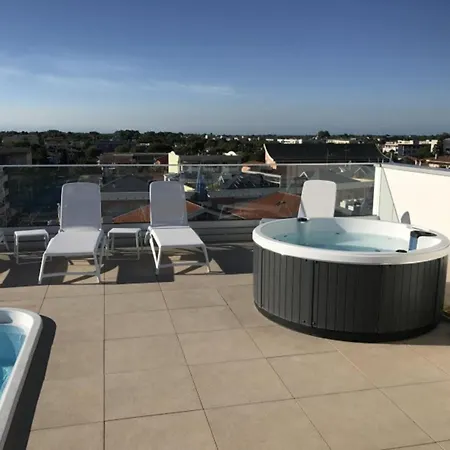 Modern Retreat With Private Pool Apartment *