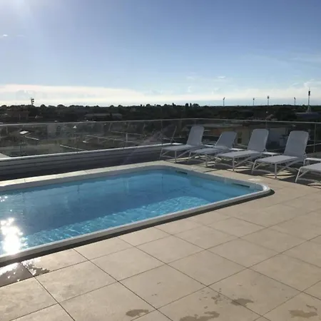 Modern Retreat With Private Pool Appartamento