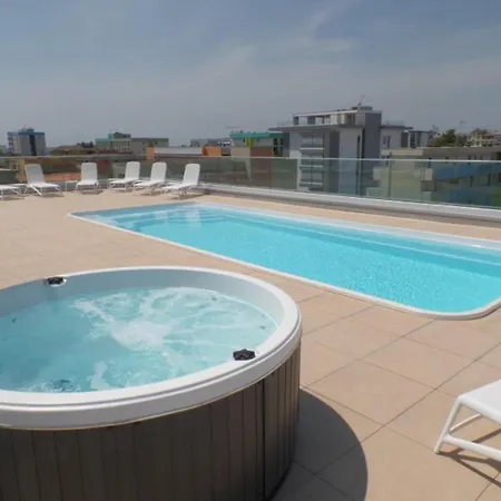 Modern Retreat With Private Pool Apartment